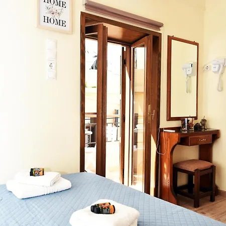 Kostas House, Old Venetian Harbor Chania Apartment *