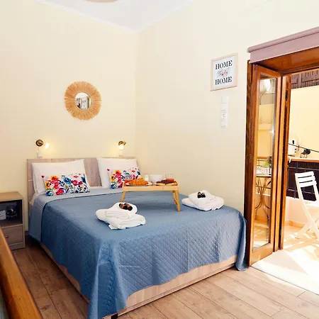 Kostas House, Old Venetian Harbor Chania Apartment